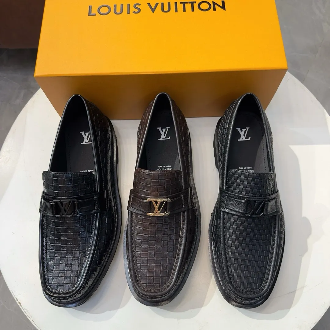 [L Home] P: 820💰 Size: 39-44 (customized at 38.45) Original Lv official website men's casual leather shoes, top-quality original replica, - Upper: 🔝cowhide weaving technology, Nappa cowhide, shoe body sewn with brand logo - Inner: cowhide, foot pad; water-dyed cowhide - Outsole: TPR·rubber foam; two-color molded outsole -Ultra-high quality control and fine workmanship: highlight (high-end, extravagance, class)